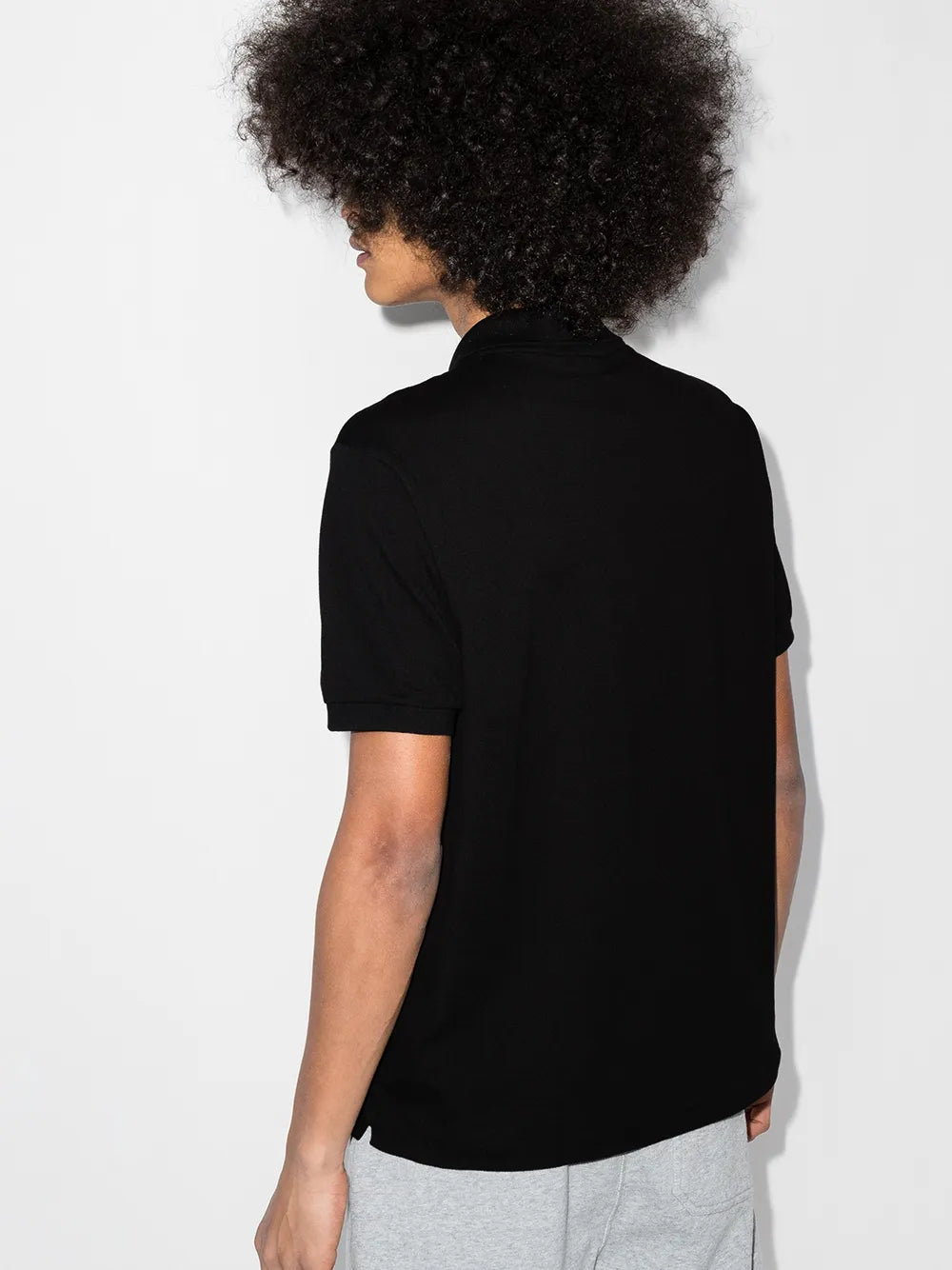 Camisa polo preta mangas curtas com patch de logo