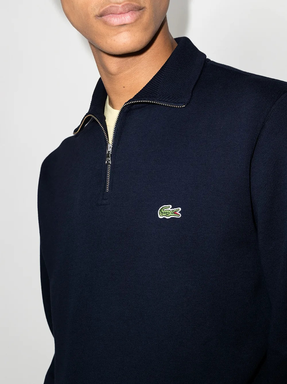 Casaco azul escuro gola alta com logo bordado