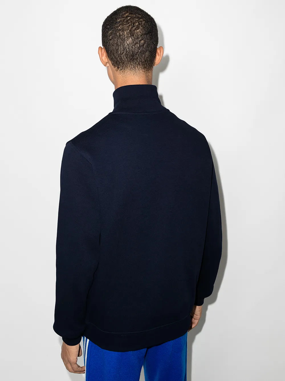 Casaco azul escuro gola alta com logo bordado