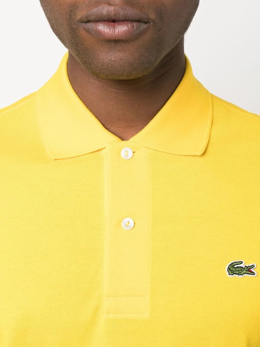 Camisa polo amarelo com mangas curtas com patch de logo