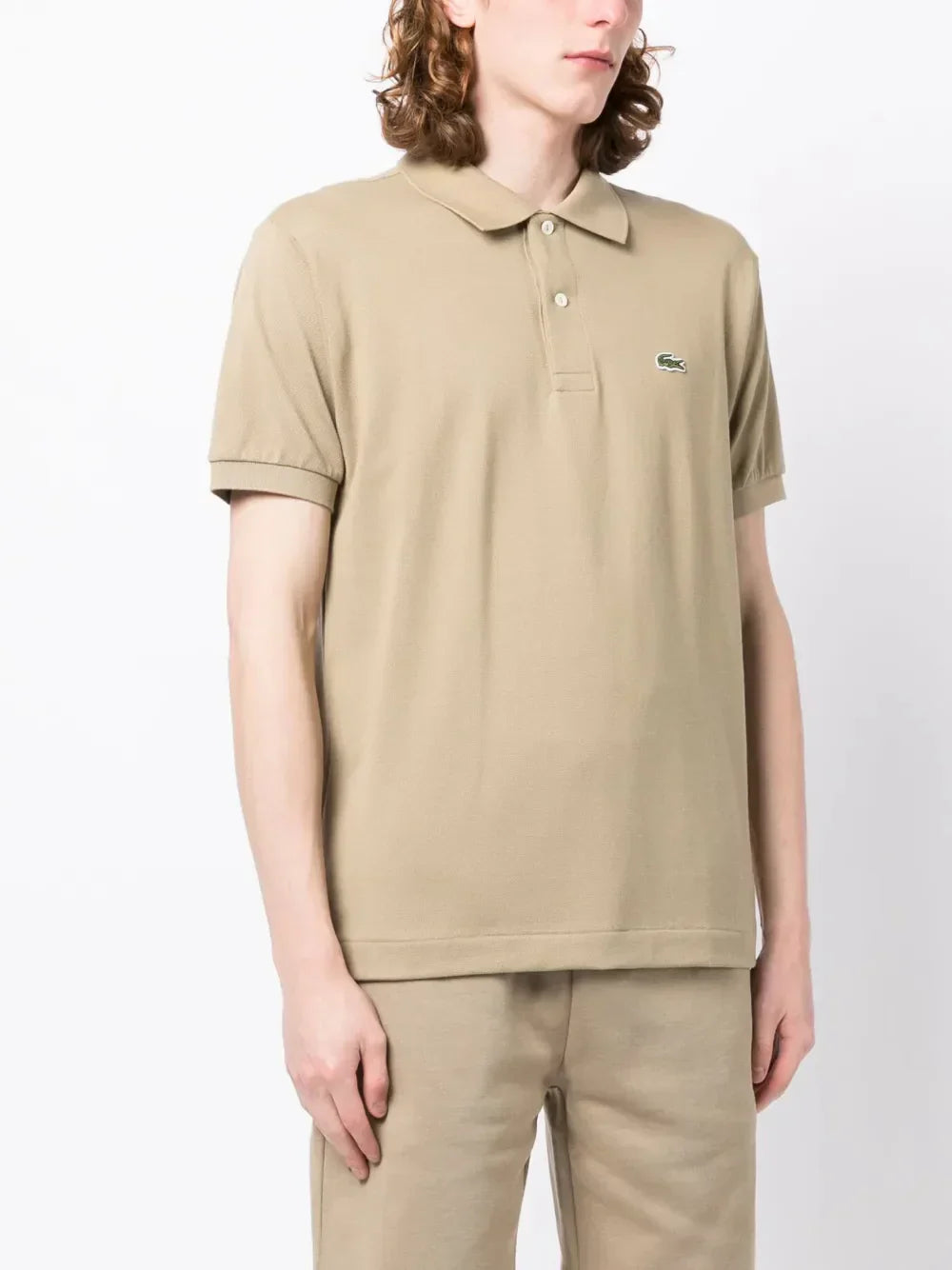 Camisa polo bege com mangas curtas com patch de logo