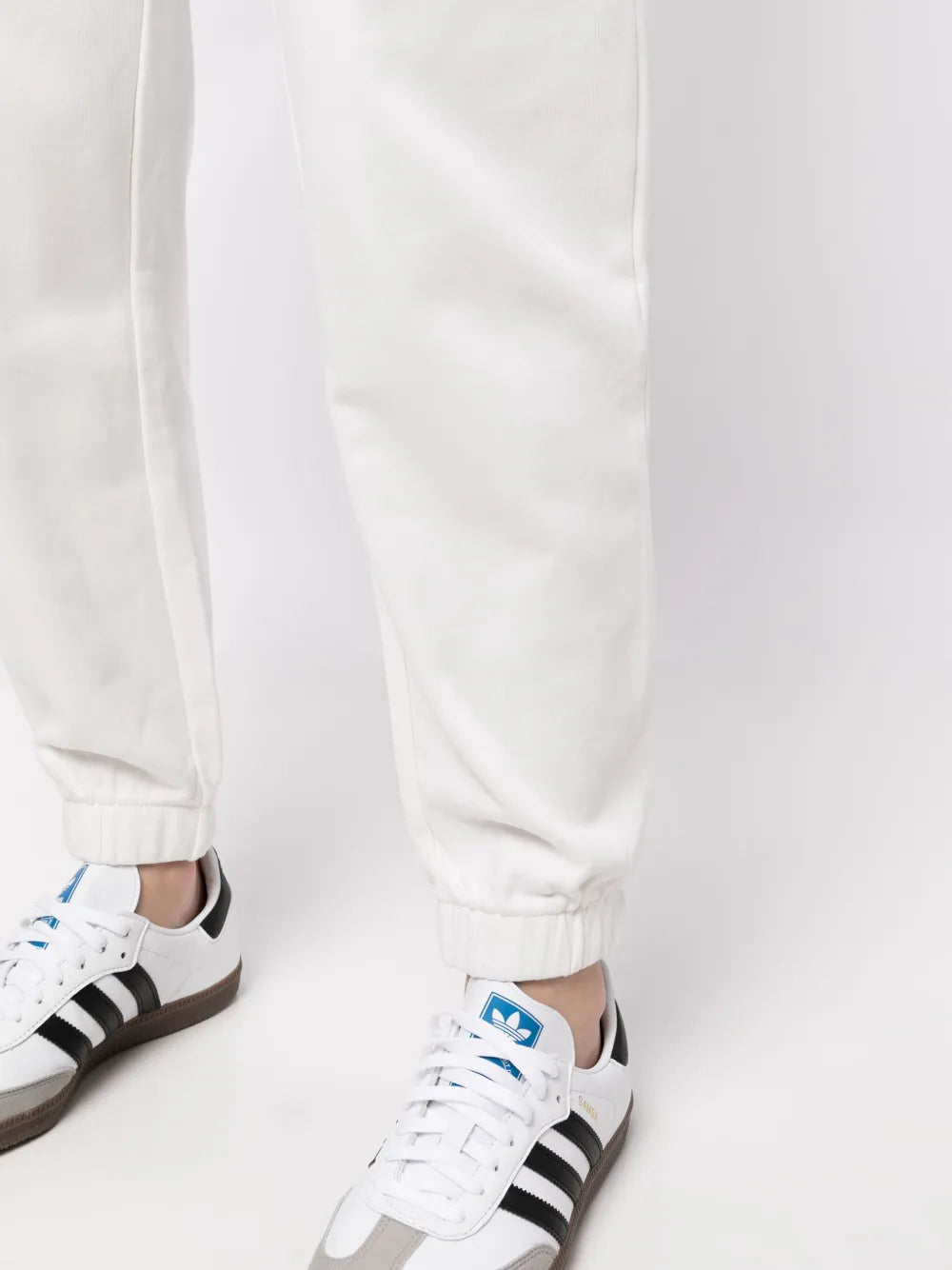 calças com logotipo impresso