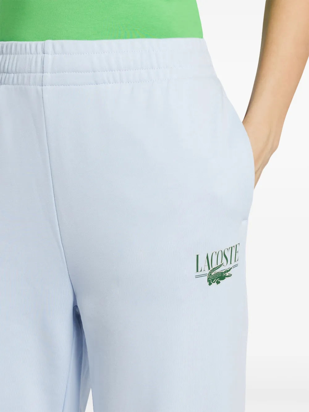 calças com logotipo impresso