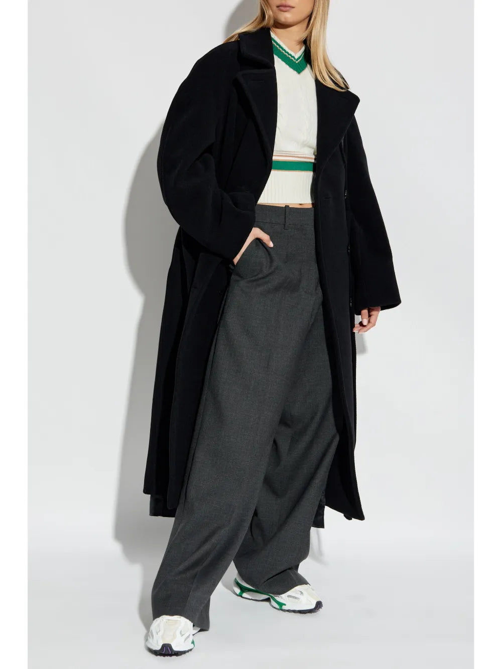 suéter com logotipo bordado