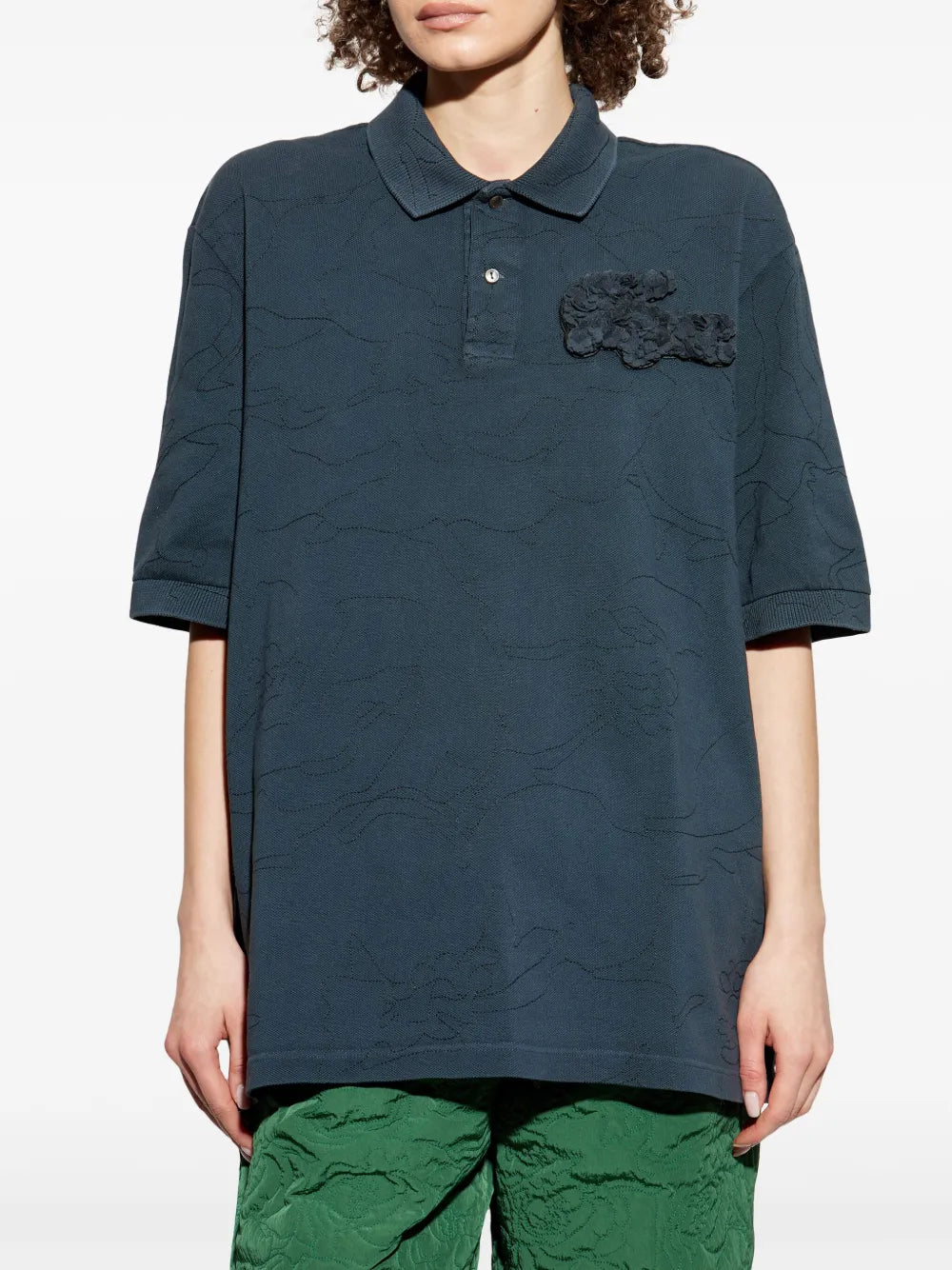 Camisa polo azul com aplicação de crocodilo