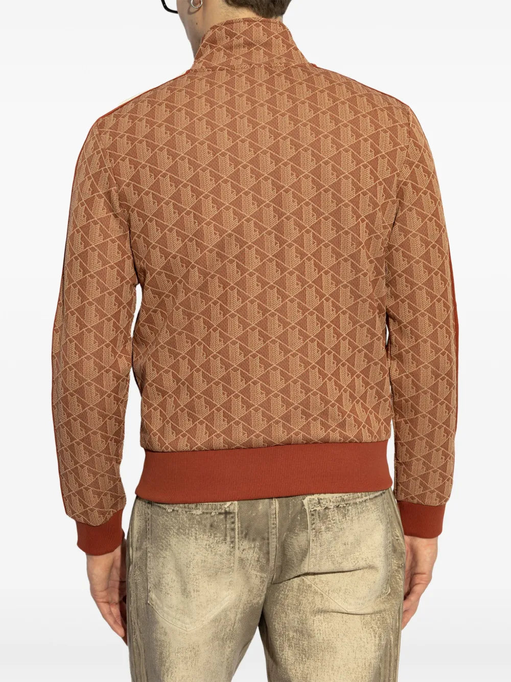 Cardigan castanho avermelhado com padronagem monogramada