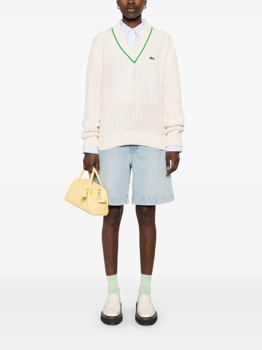 suéter com remendo de logotipo