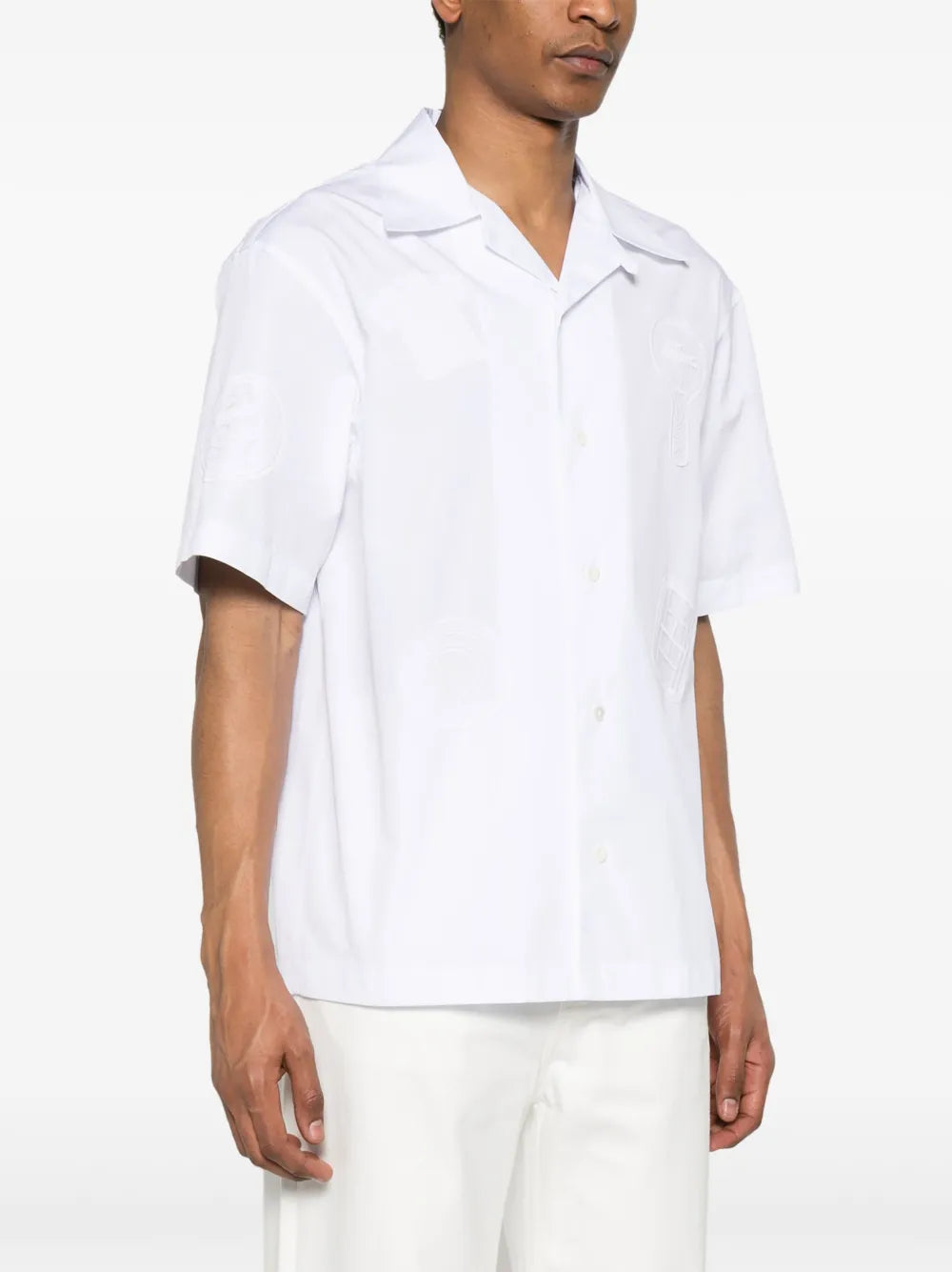 Camisa com patch de logo