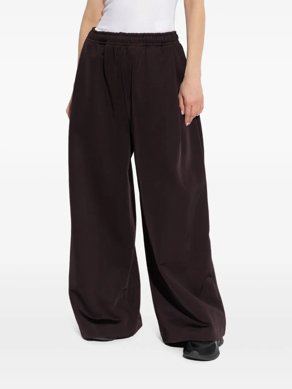 calças com logotipo bordado