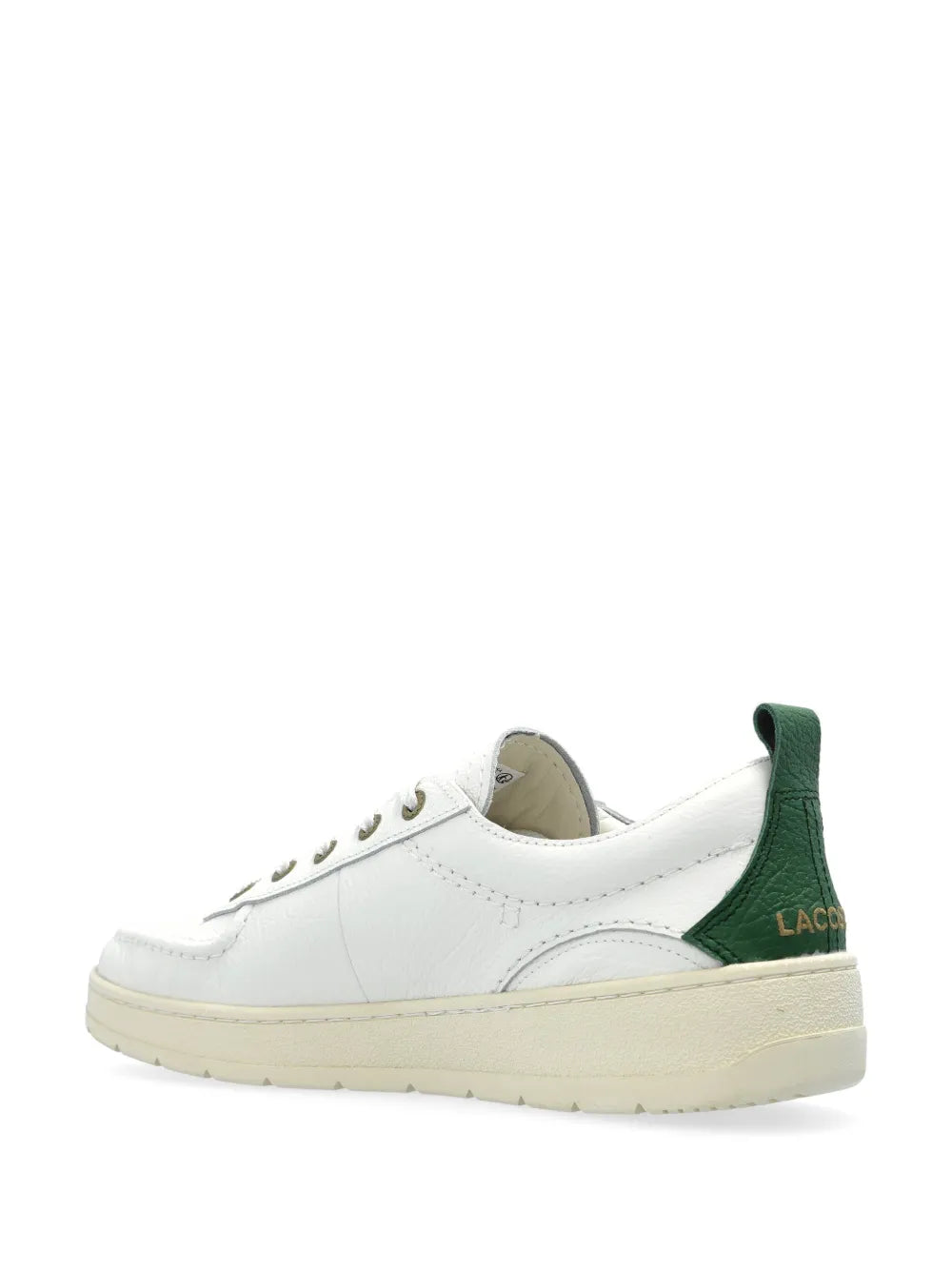 Tênis com logo bordado