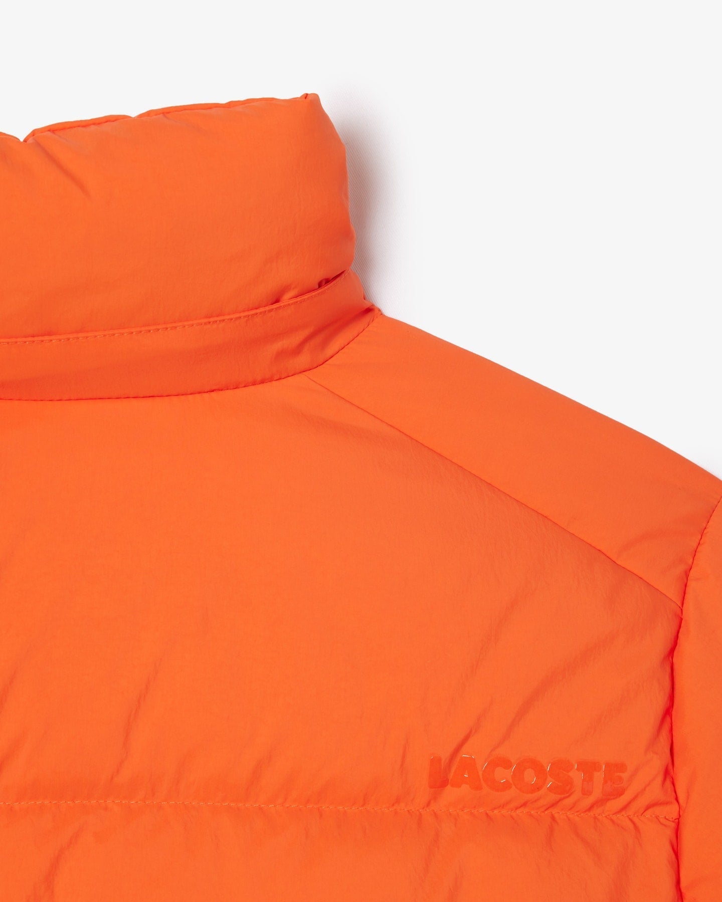 Jaqueta acolchoada com capuz e corte solto