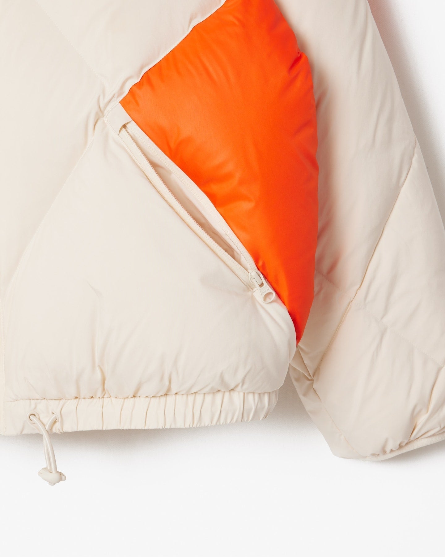 Jaqueta curta acolchoada oversized com capuz