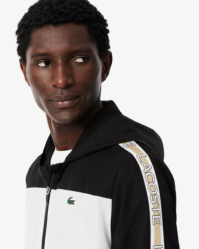 Casaco castanho e branco desportivo com logo