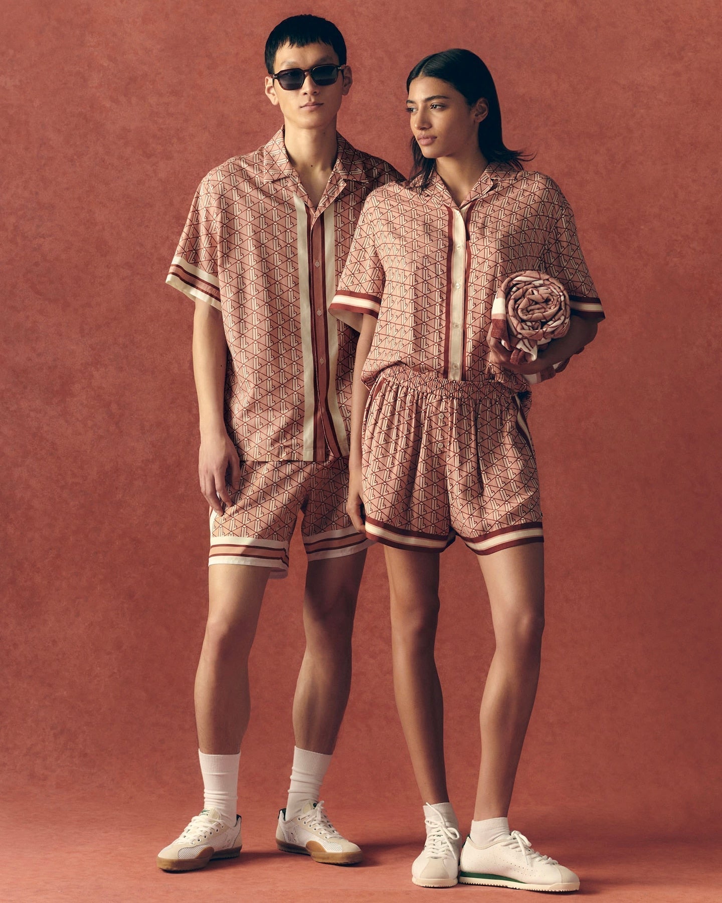 Shorts fluidos com estampa de monograma