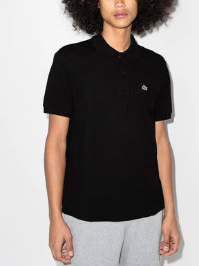 Camisa polo preta mangas curtas com patch de logo
