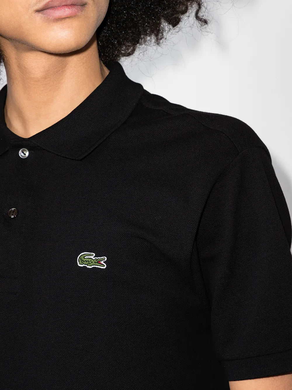 Camisa polo preta mangas curtas com patch de logo