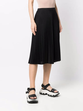 saia plissada com logo na cintura