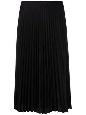 saia plissada com logo na cintura