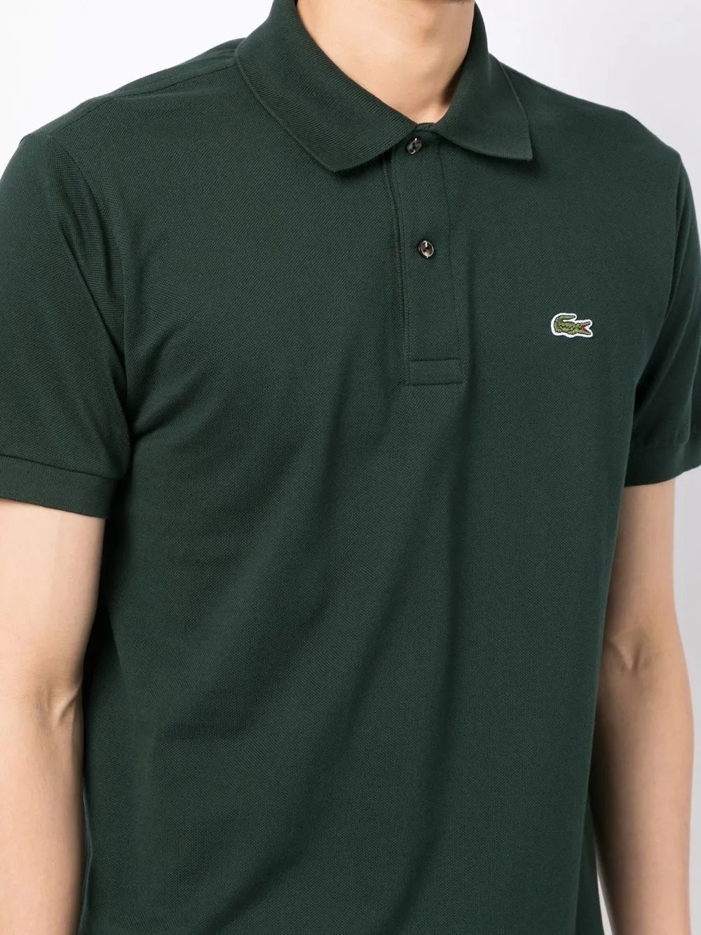 Camisa polo verde escuro com mangas curtas com patch de logo