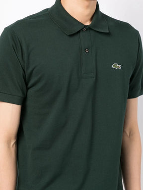 Camisa polo verde escuro com mangas curtas com patch de logo