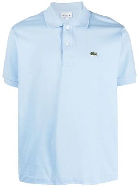 Camisa polo azul-claro com patch de logo
