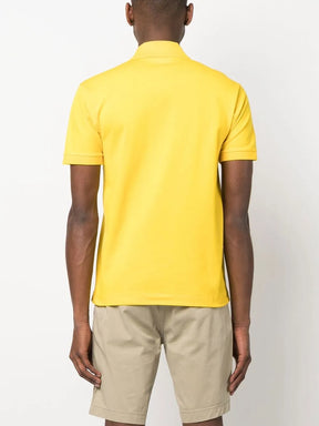 Camisa polo amarelo com mangas curtas com patch de logo