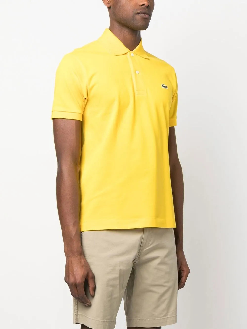 Camisa polo amarelo com mangas curtas com patch de logo