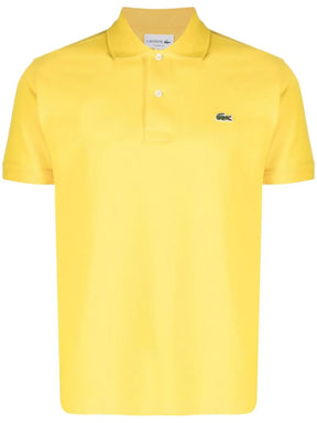 Camisa polo amarelo com mangas curtas com patch de logo