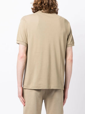 Camisa polo bege com mangas curtas com patch de logo