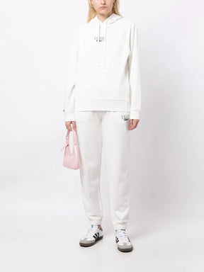 calças com logotipo impresso