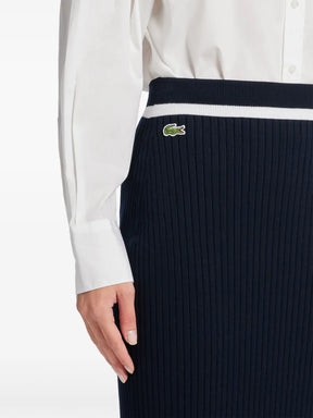 saia midi com remendo de logotipo