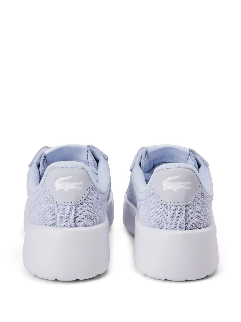 tênis com cadarço e logo bordado