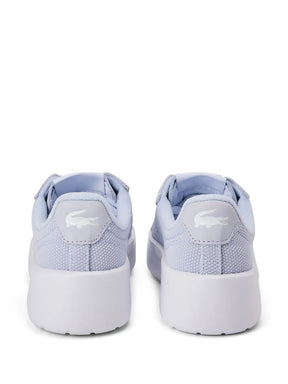 tênis com cadarço e logo bordado