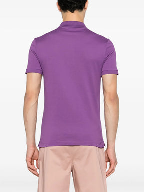 Camisa polo roxo com mangas curtas com patch de logo