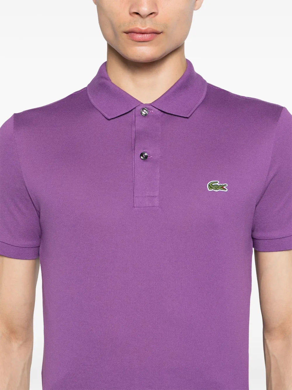 Camisa polo roxo com mangas curtas com patch de logo