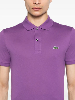 Camisa polo roxo com mangas curtas com patch de logo
