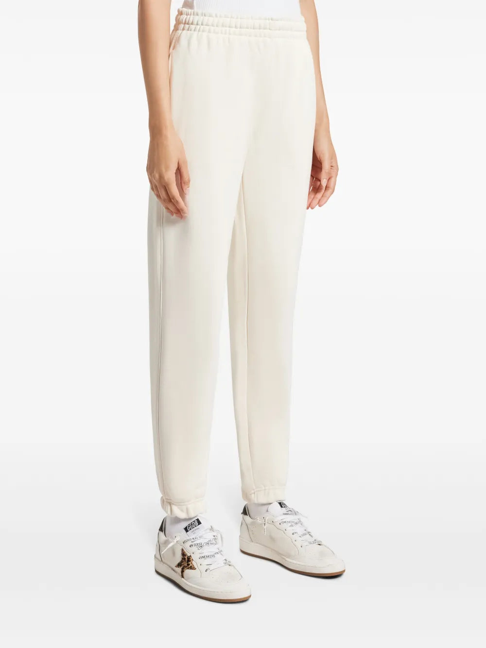 calças com detalhe bordado