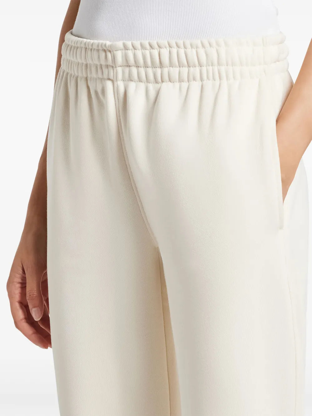 calças com detalhe bordado