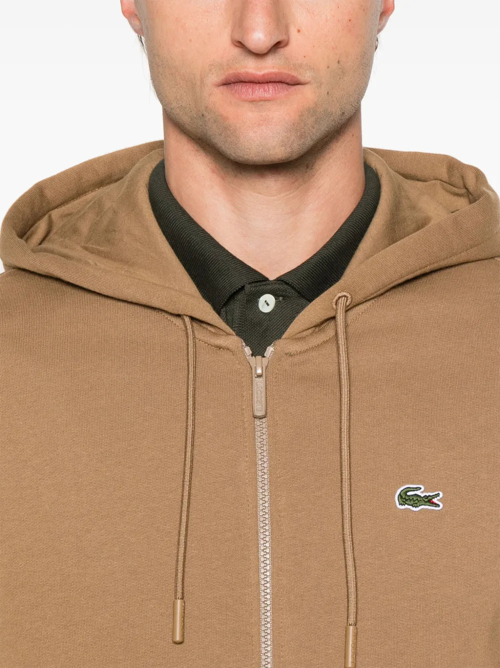 Casaco castanho de capuz com zíper e logo