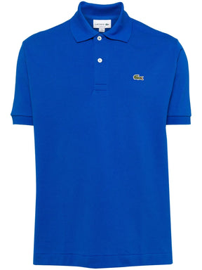 Camisa polo azul com mangas curtas com patch de logo
