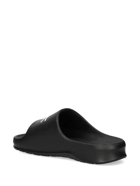 Slide com estampa de logo