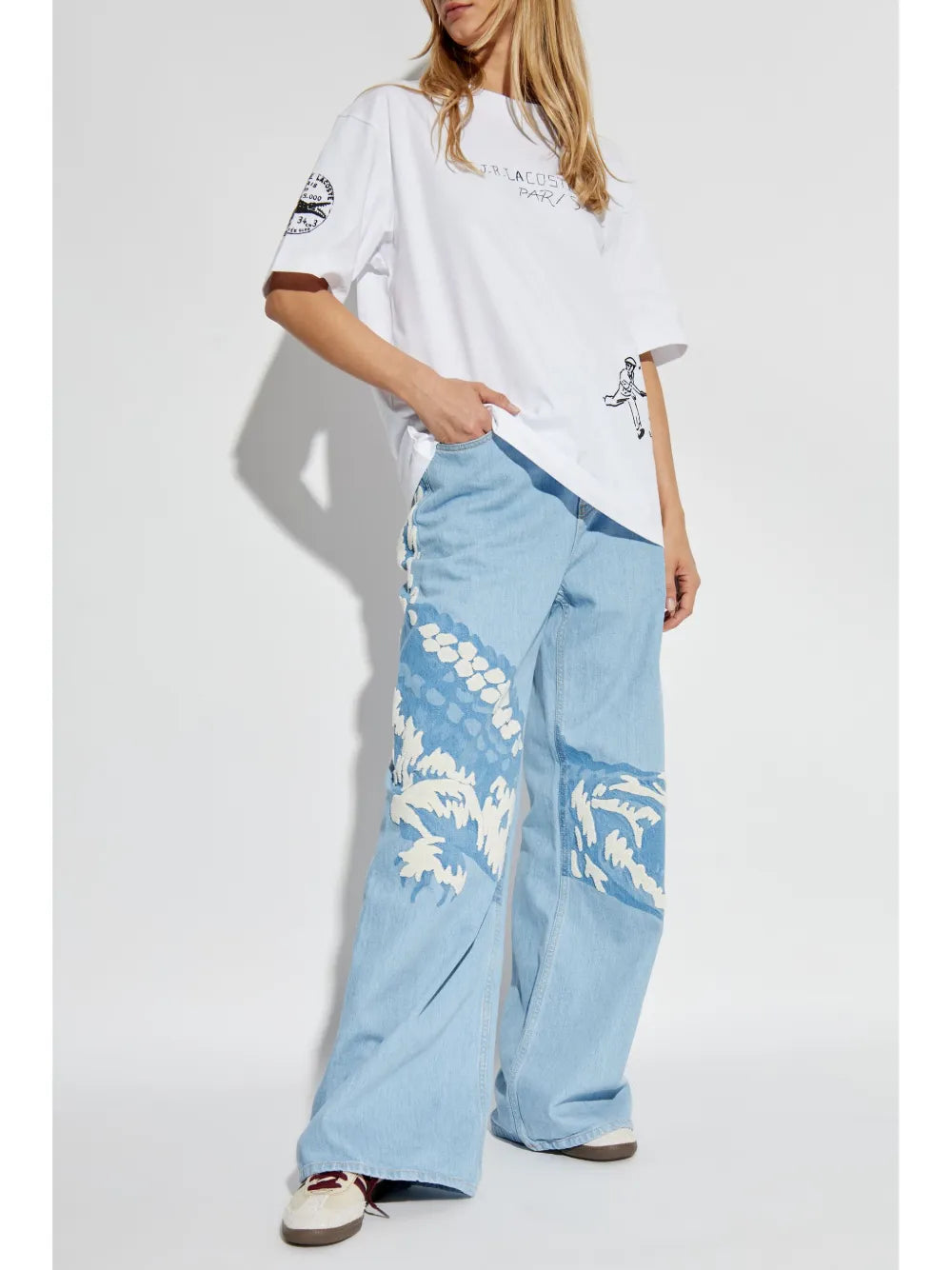 jeans reto com patch de logotipo