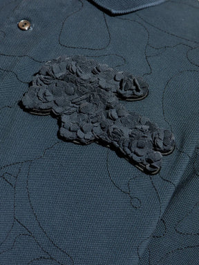 Camisa polo azul com aplicação de crocodilo