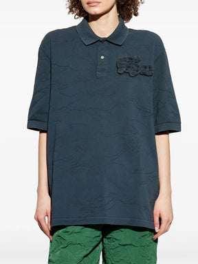 Camisa polo azul com aplicação de crocodilo