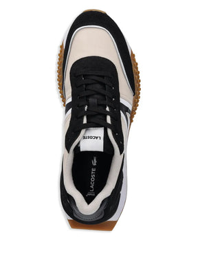 Tênis com estampa de logo