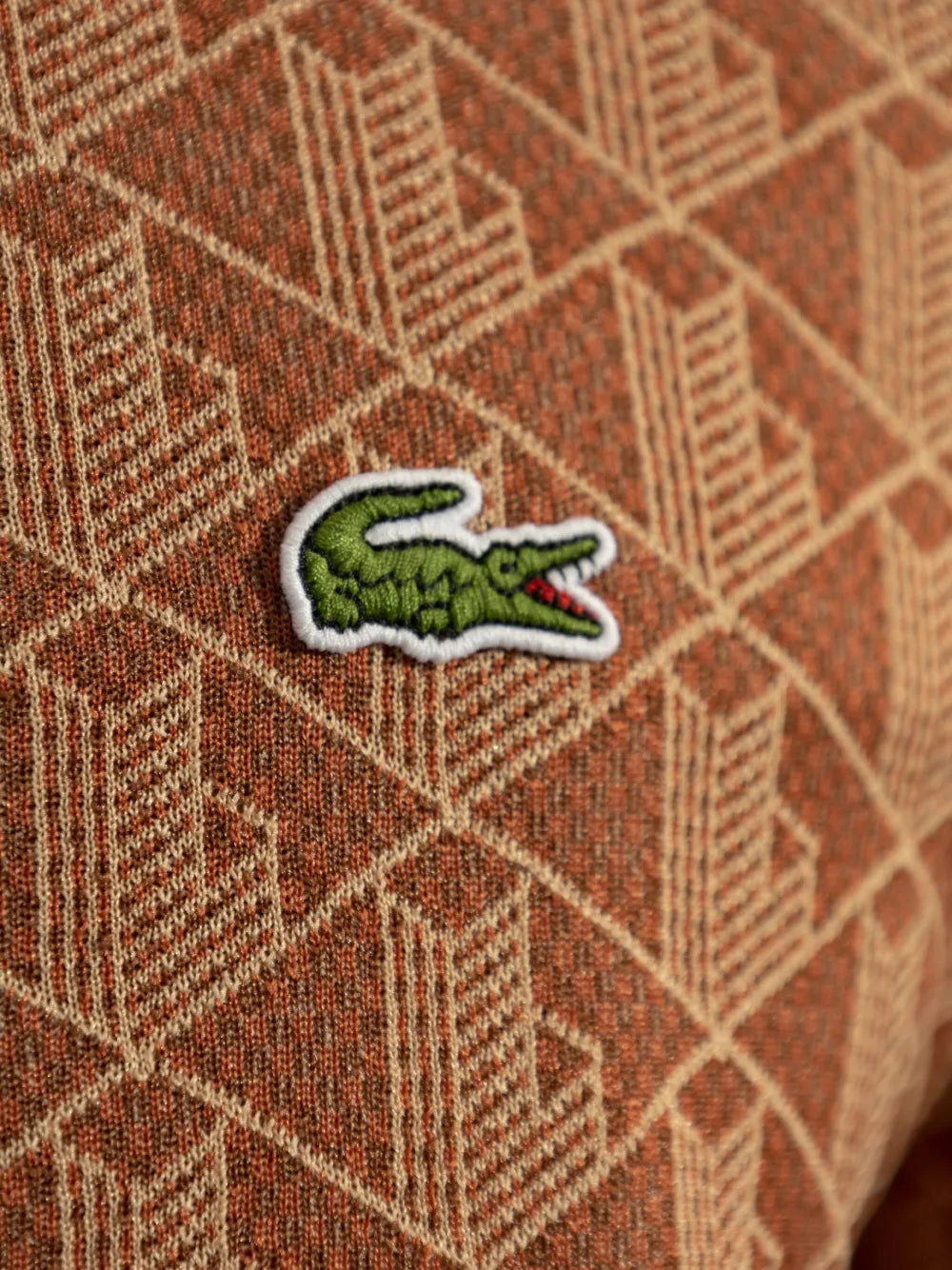 Cardigan castanho avermelhado com padronagem monogramada