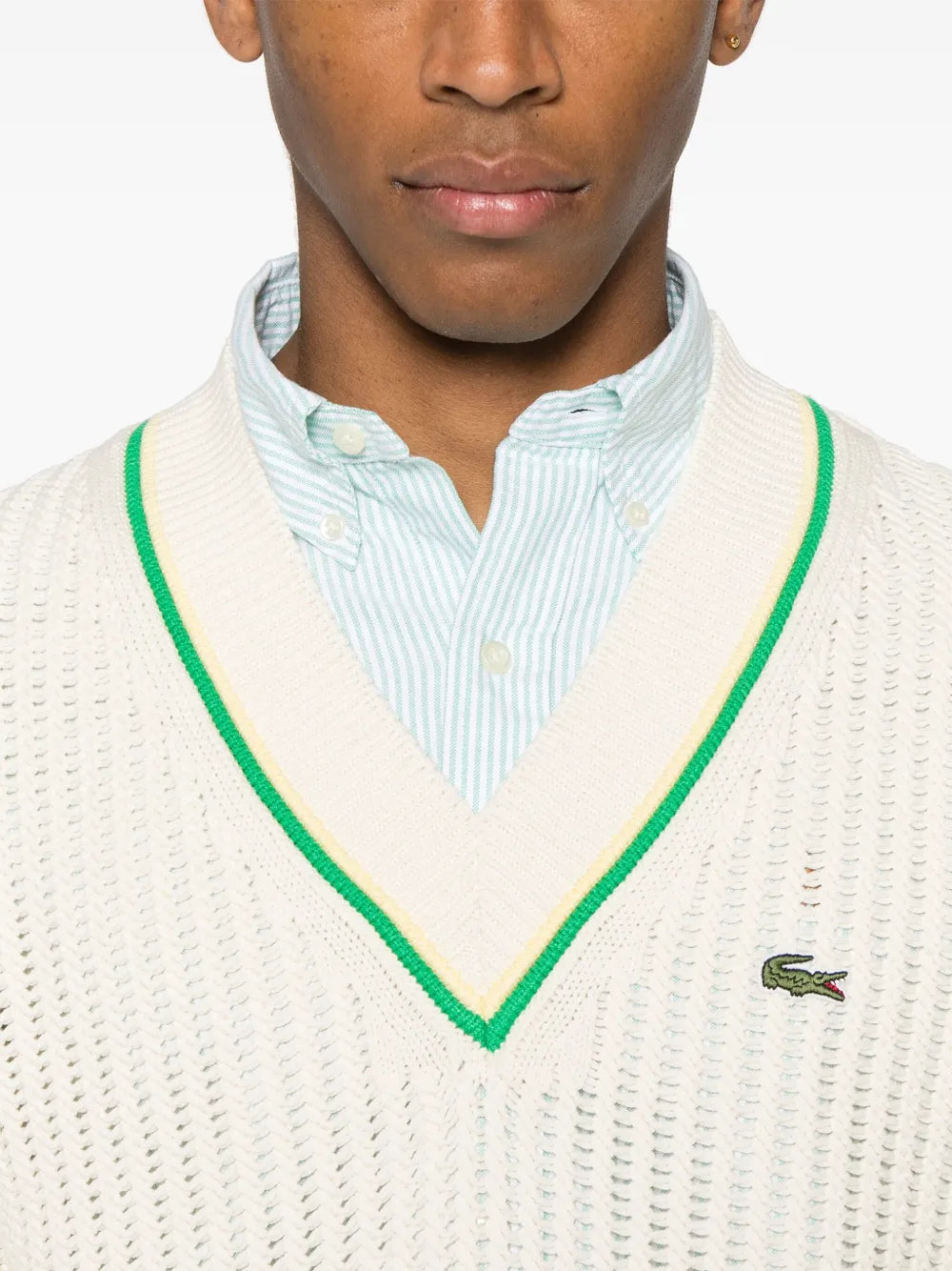 suéter com remendo de logotipo