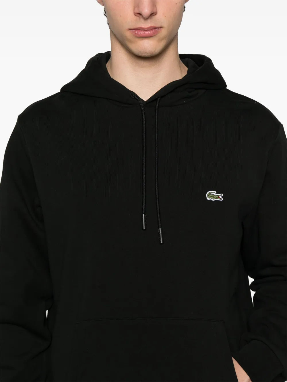 Casaco preto com capuz e patch de logo