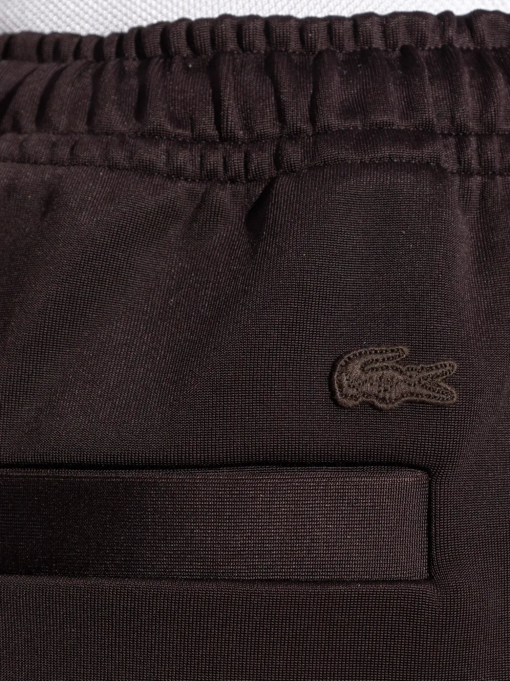 calças com logotipo bordado