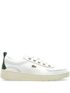 Tênis com logo bordado